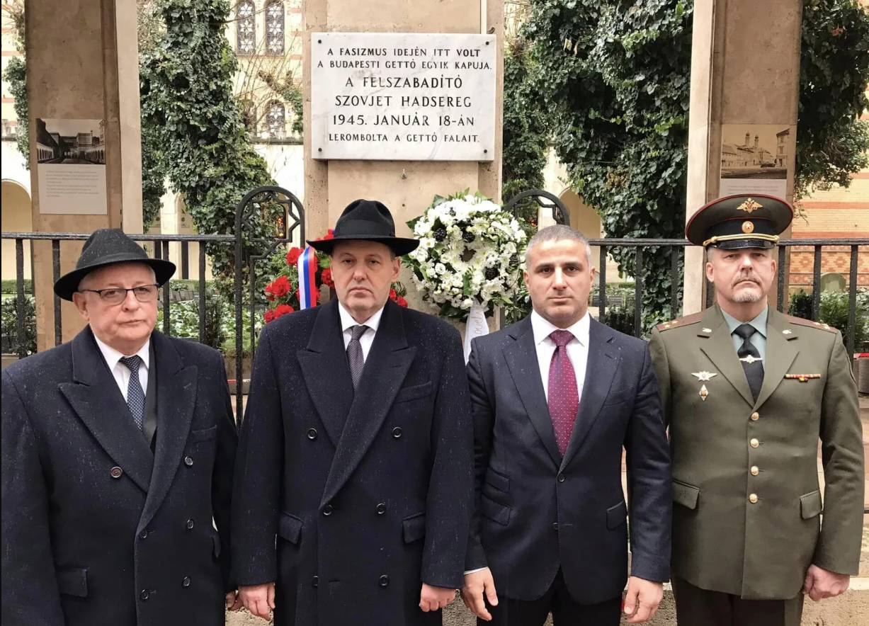 Олег Смирнов (крайният вдясно)